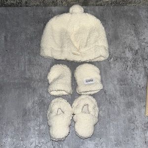 JJ Cole New born hat gloves and shoe set